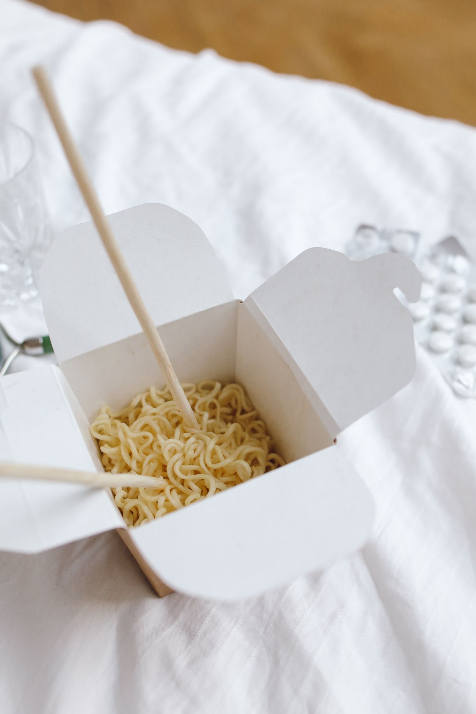 Noodle container and chopsticks for foodservice